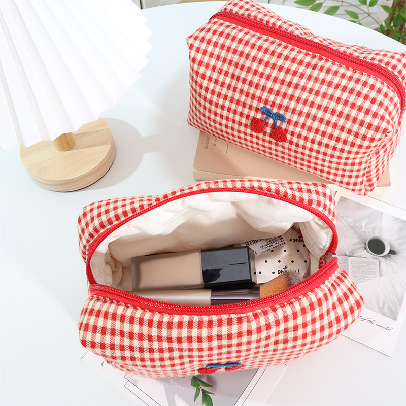 Embroidery Bag - 체리 자수 메이크업 가방 면 폴리에스터